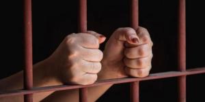 بتهمة إشعال النيران في سيارة.. السجن 5 سنوات لعامل بقنا