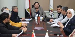 نائب محافظ بني سويف يناقش آليات إدارة وتشغيل مجمع المواقف أسفل محور عدلي منصور