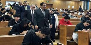 رئيس جامعة القاهرة الأهلية يتابع امتحانات نصف العام ميدانيًا لضمان انضباط العملية الامتحانية