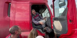 سائق مصري يوجه رسالة شجاعة لأنجلينا جولي بشأن مساعدات غزة (فيديو)