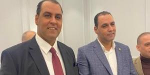 فولة واتقسمت نصين.. نائب يصطحب شقيقه التوأم أثناء استخراج كارنيه العضوية :اليوم السابع