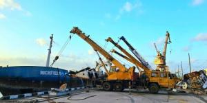 انتشال وتعويم ثاني السفن الكبرى في ميناء عدن