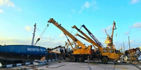 انتشال وتعويم ثاني السفن الكبرى في ميناء عدن