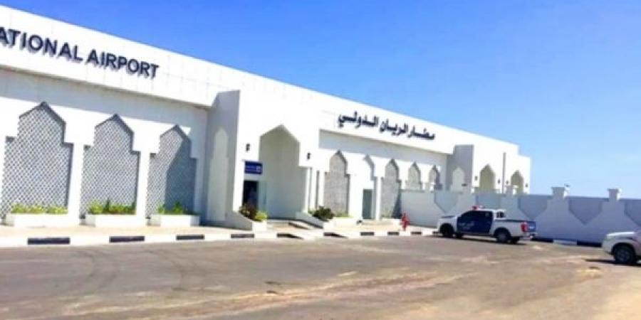 عناصر الانتقالي تقتحم مطار الريان وتمارس عمليات نهب واسعة