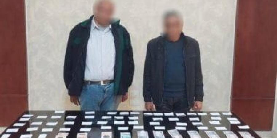 ضبط شخصين يوزعان أموالا بمحيط لجان المنيا :اليوم السابع