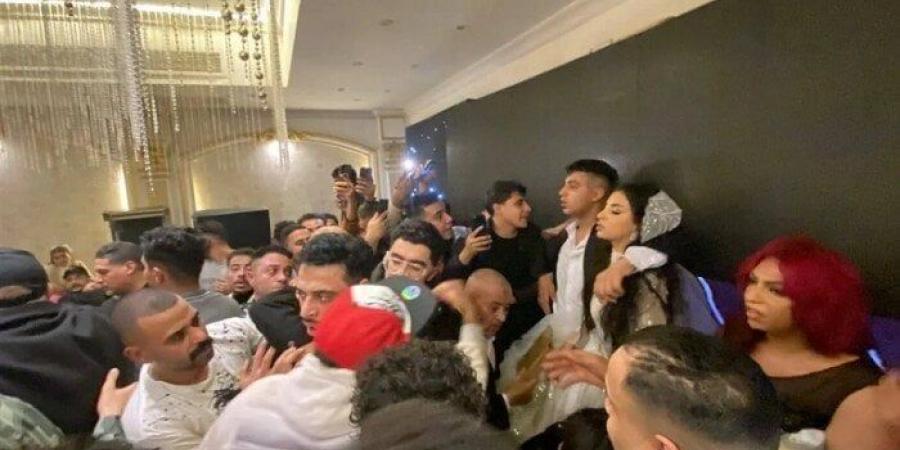 فوضى وضرب المعازيم بالكراسي.. التفاصيل الكاملة لأزمة فرح كروان مشاكل