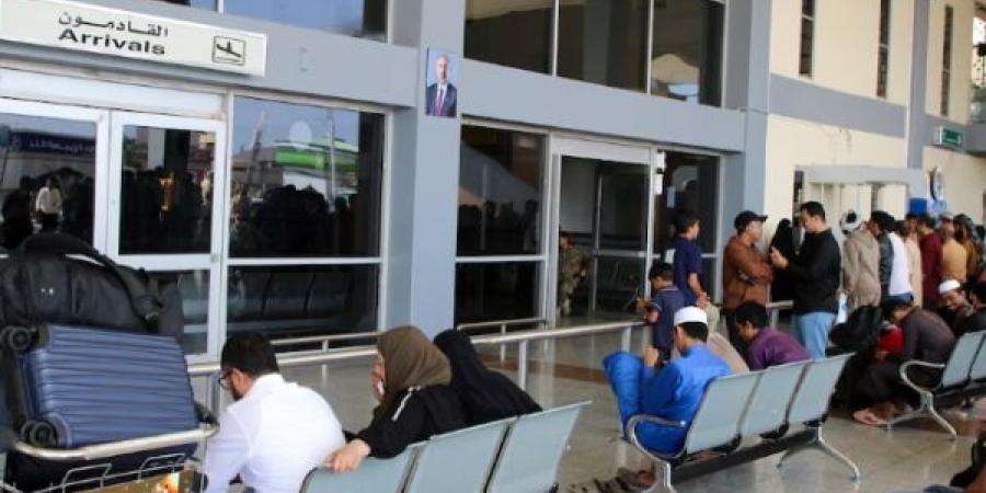 رويترز: وزير النقل في الانتقالي وراء إغلاق مطار عدن