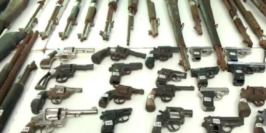 حبس موظف 4 أيام بتهمة تصنيع الأسلحة والذخائر داخل منزله بقنا