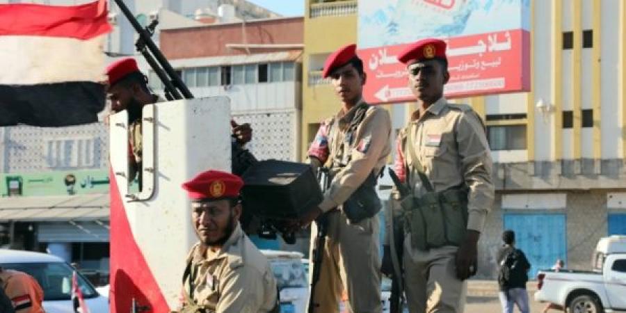 الإمارات تواصل سحب معداتها من اليمن والحضرمي يغادر