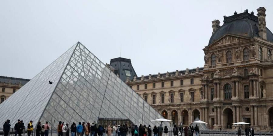 «اللوفر باريس» يفتح أبوابه بعد تأخير 3 ساعات