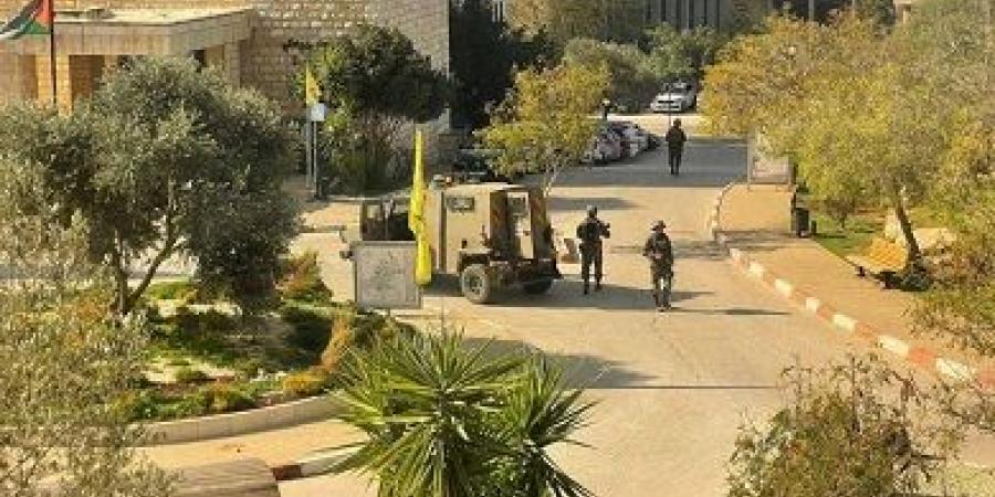 الاحتلال يقتحم جامعة بيرزيت ويطلق الرصاص الحي وقنابل الغاز