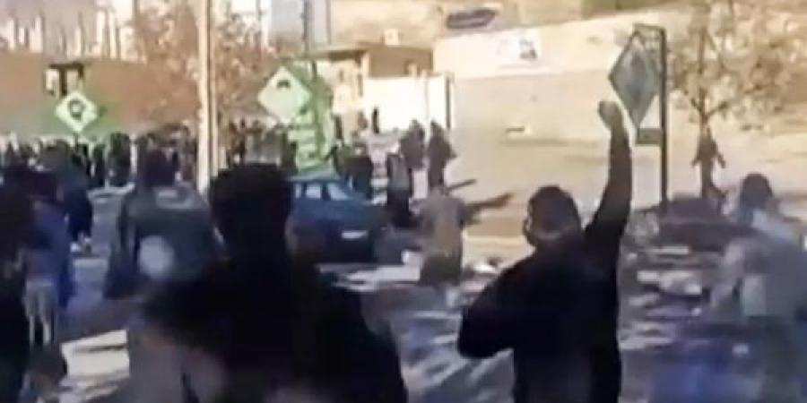 احتجاجات إيران تدخل يومها التاسع... والقبضة الأمنية تتصاعد