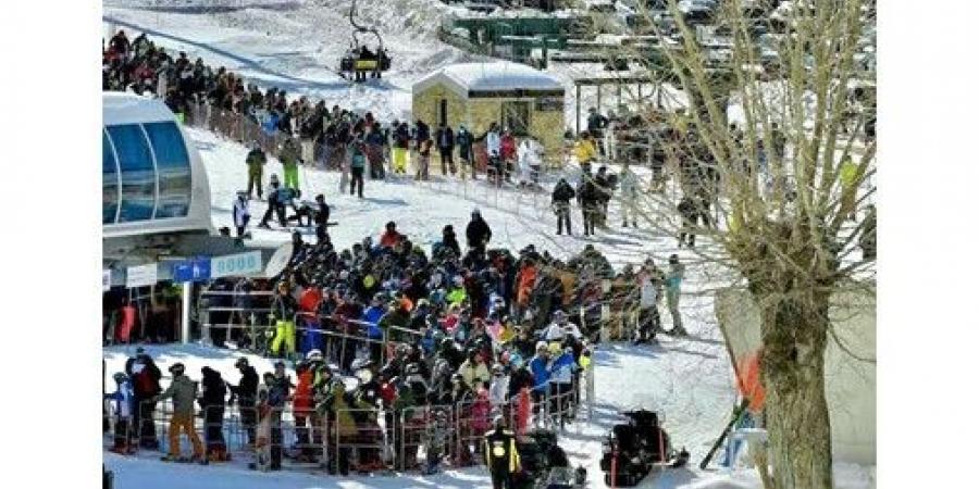 أبيض القمم شرع مراكز التزلج.. والسياح من الأرز إلى كفردبيان